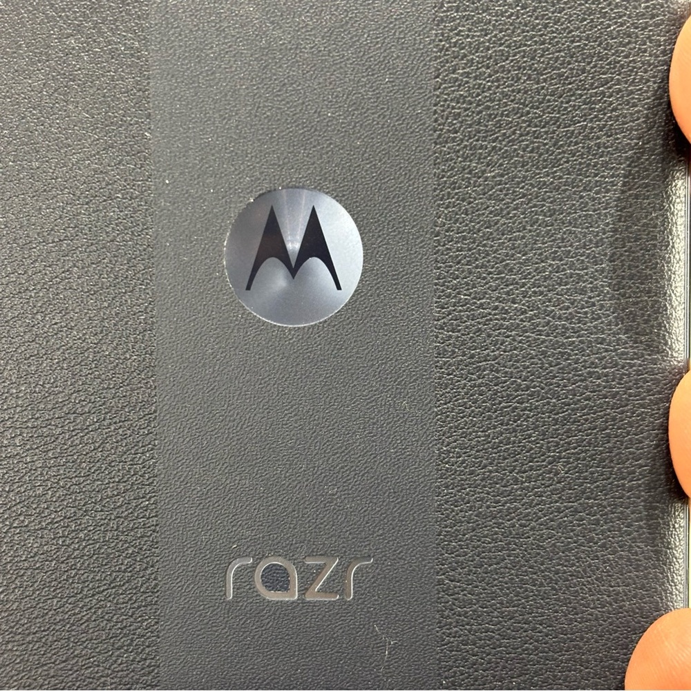 motorola razr 2024 USB Type-C XT2451-2
12+256GB Midnight Blue foldable phone - Picture 9 of 17